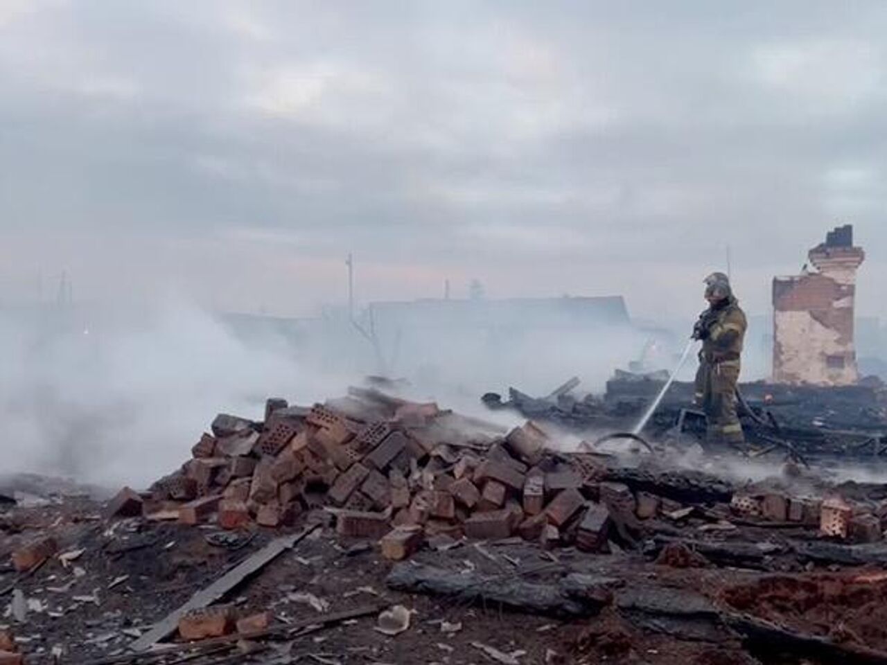 В Вихоревке Иркутской области во время пожара сгорели 14 домов - РИА  Новости, 07.05.2024