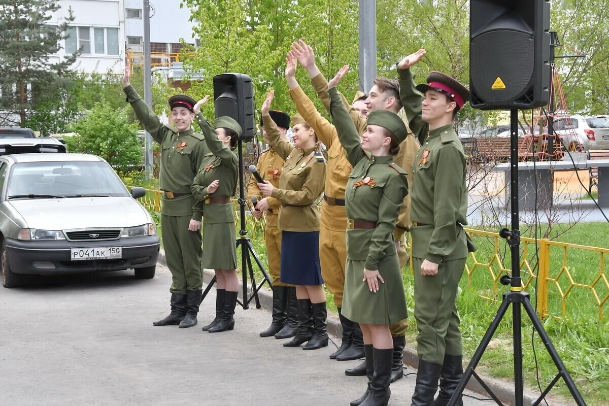 Небольшой праздничный концерт во дворе ветерана Великой Отечественной войны Василия Фоменко  - РИА Новости, 1920, 06.05.2024