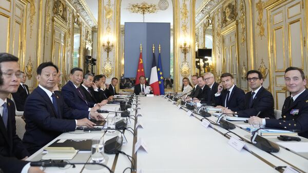 Председатель КНР Си Цзиньпин и президент Франции Эммануэль Макрон перед рабочей сессией в Елисейском дворце в Париже