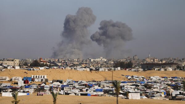 Дым над городом Рафах на юге сектора Газа после израильского удара. Архивное фото