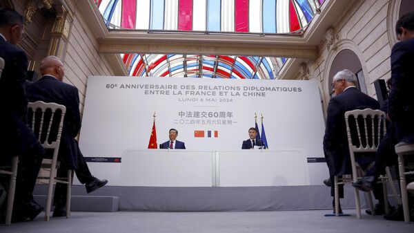 Председатель КНР Си Цзиньпин и президент Франции Эммануэль Макрон на встрече в Париже