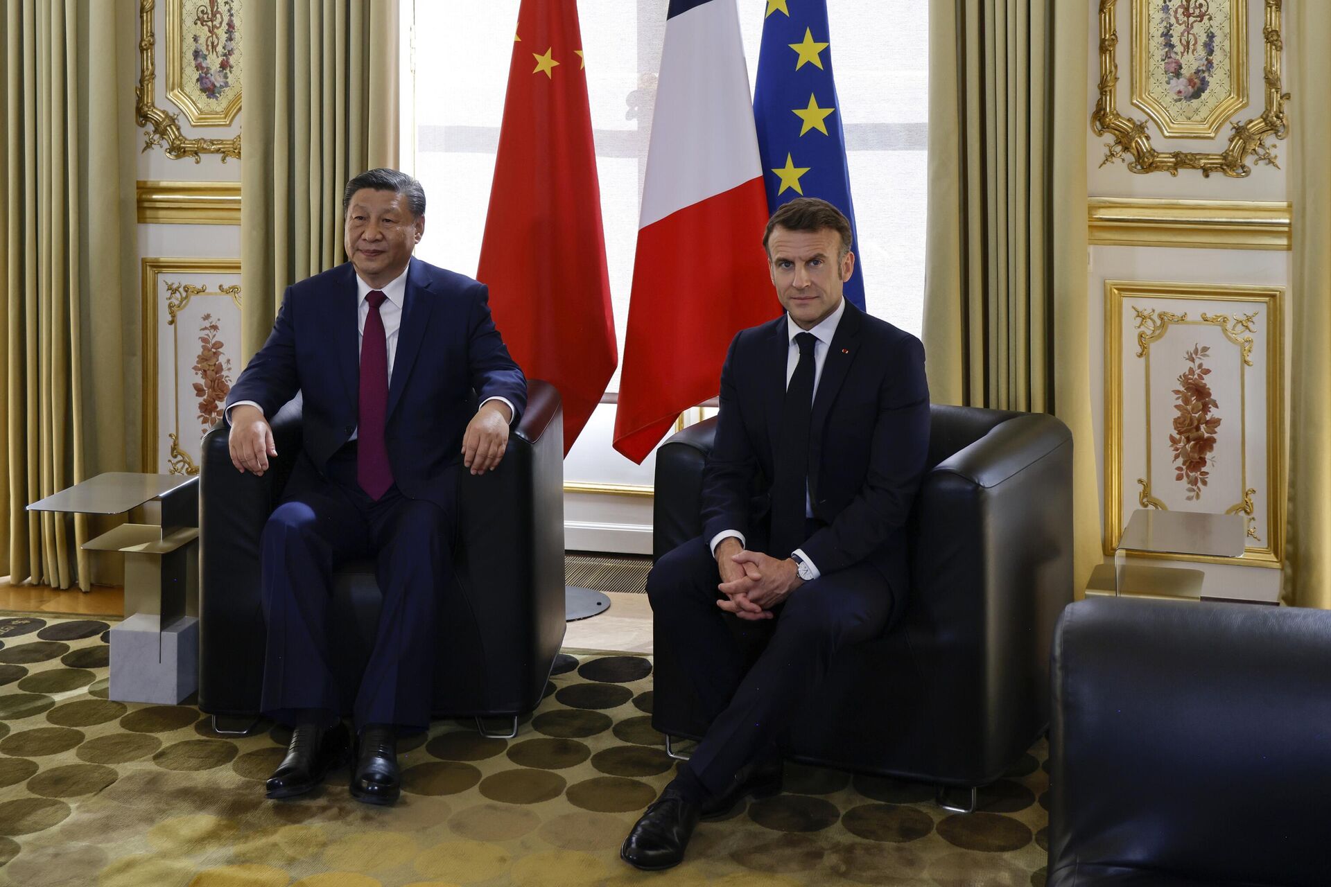 Председатель КНР Си Цзиньпин и президент Франции Эммануэль Макрон во время встречи в Париже - РИА Новости, 1920, 15.05.2024