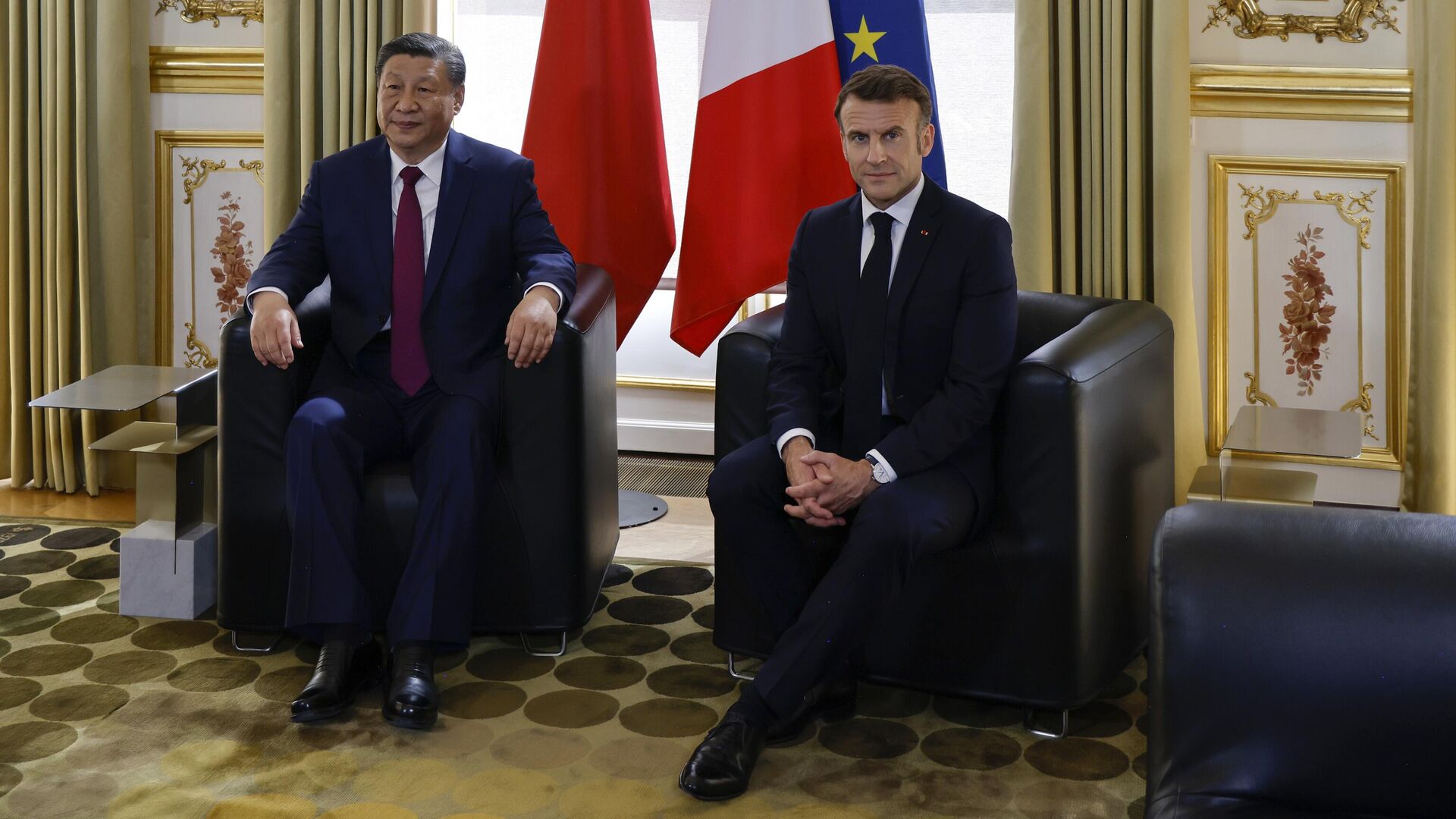 Председатель КНР Си Цзиньпин и президент Франции Эммануэль Макрон во время встречи в Париже - РИА Новости, 1920, 07.05.2024