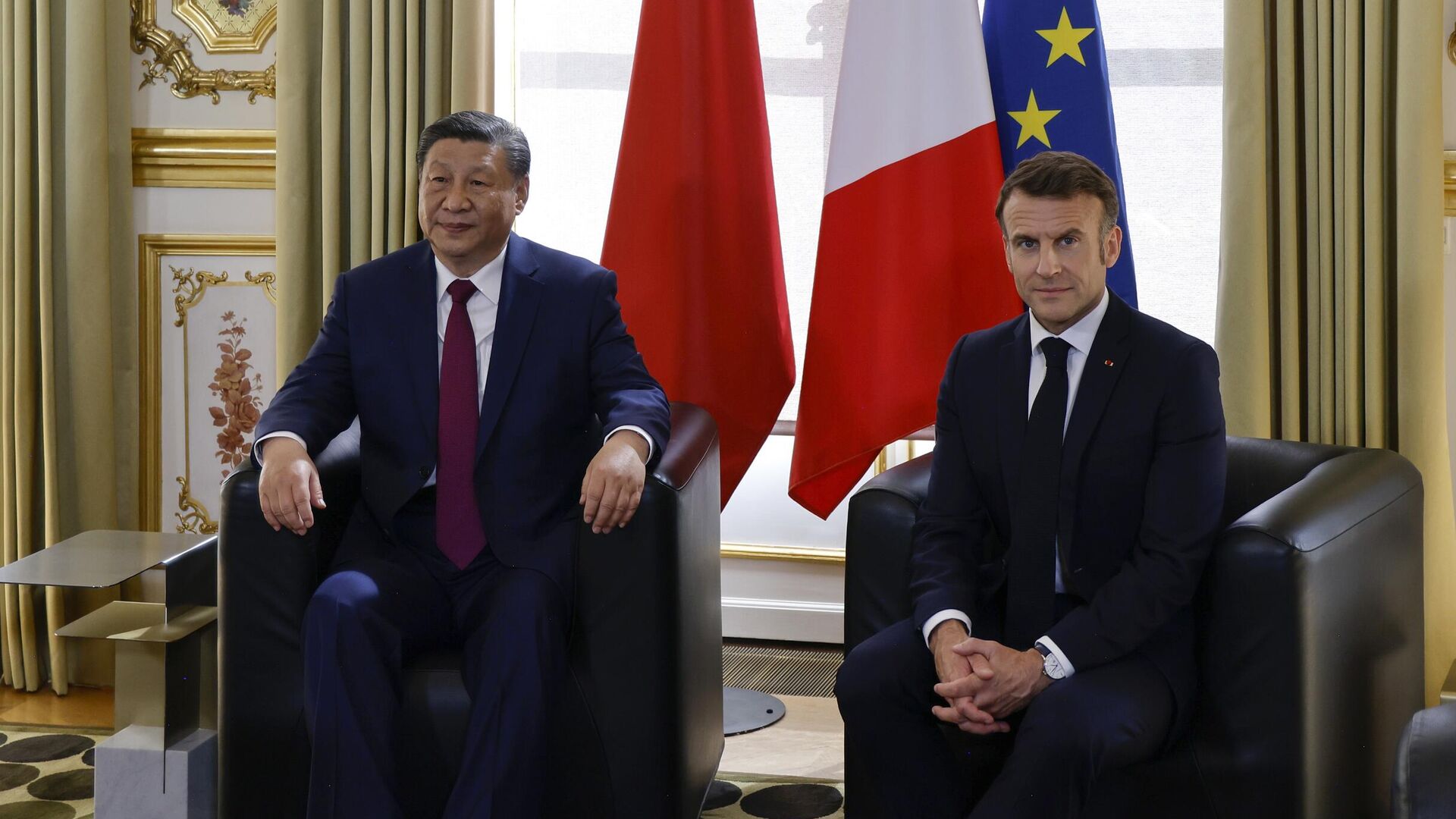 Председатель КНР Си Цзиньпин и президент Франции Эммануэль Макрон во время встречи в Париже - РИА Новости, 1920, 07.05.2024
