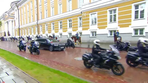 Путин поехал на инаугурацию на обновленном лимузине Aurus Senat