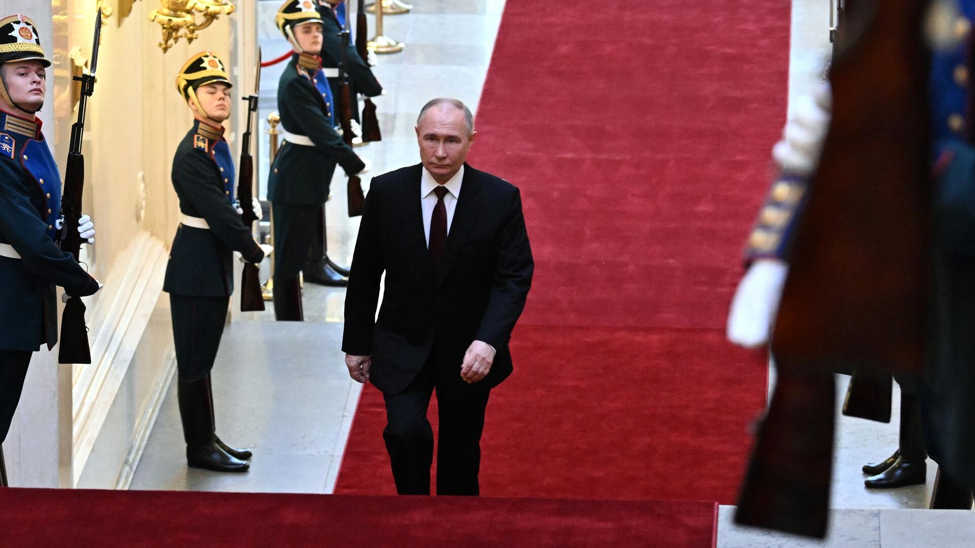 Избранный президент РФ Владимир Путин перед началом церемонии инаугурации в Кремле - РИА Новости, 1920, 07.05.2024