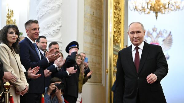 Избранный президент РФ Владимир Путин перед началом церемонии инаугурации в Кремле