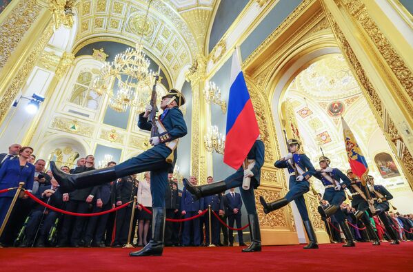 Солдаты Президентского полка вносят государственный флаг на церемонию инаугурации президента РФ Владимира Путина в Кремле