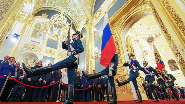 Солдаты Президентского полка вносят государственный флаг на церемонию инаугурации президента РФ Владимира Путина в Кремле