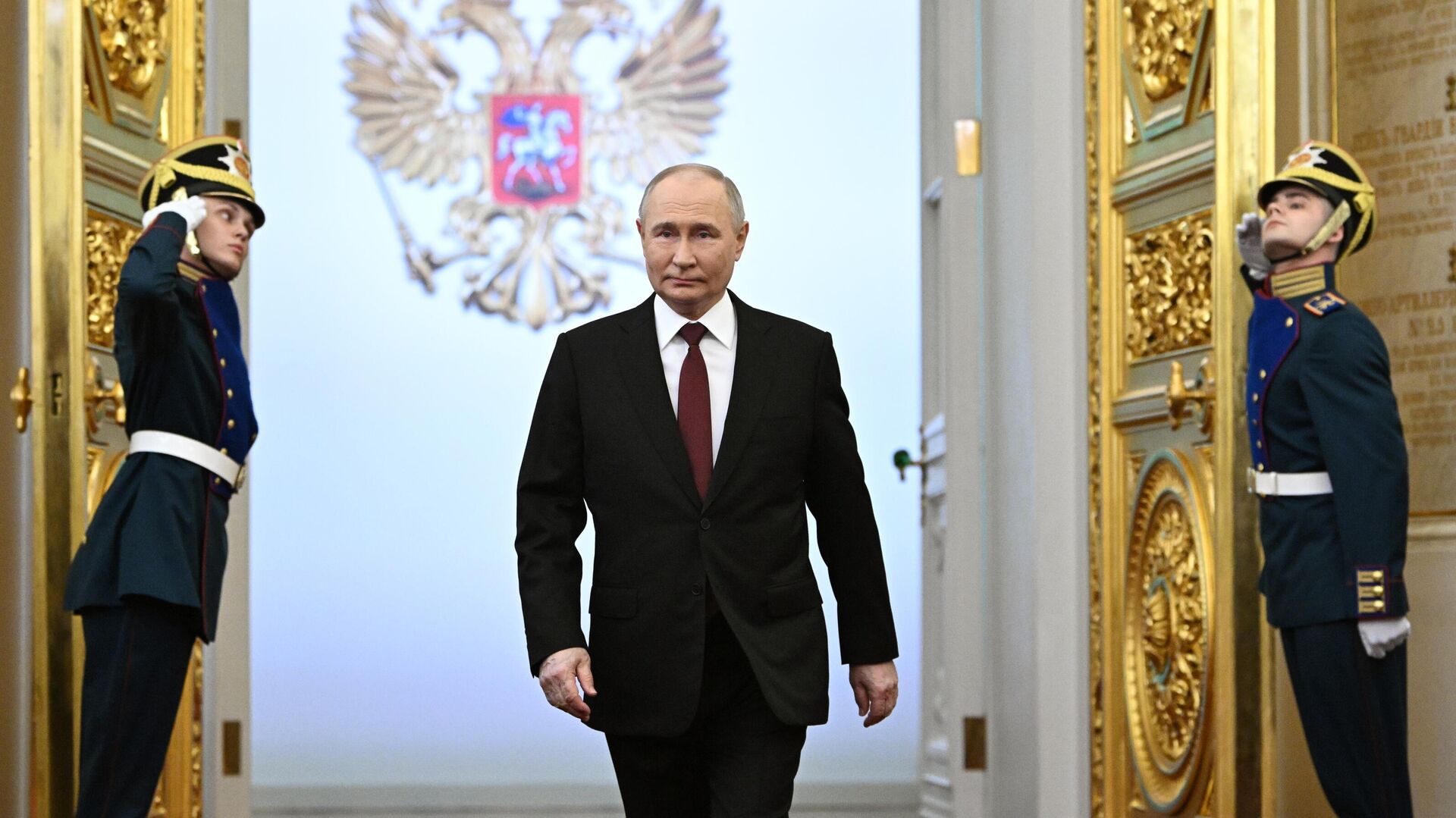 Избранный президент РФ Владимир Путин перед началом церемонии инаугурации в Кремле - РИА Новости, 1920, 07.05.2024