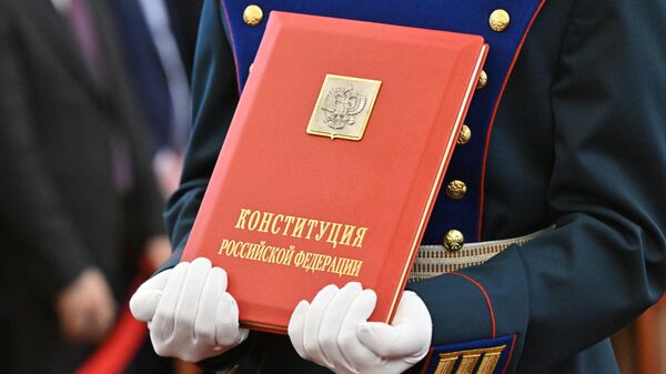 Солдат Президентского полка вносит специальный экземпляр Конституции на церемонию инаугурации президента РФ Владимира Путина в Кремле