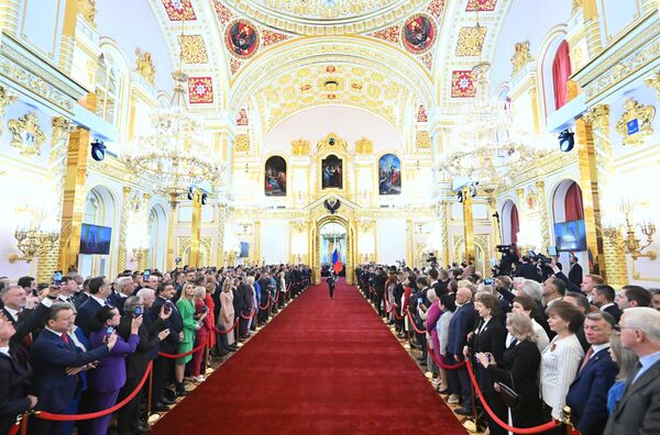  Солдаты Президентского полка вносят государственный флаг на церемонию инаугурации президента РФ Владимира Путина в Кремле