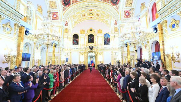  Солдаты Президентского полка вносят государственный флаг на церемонию инаугурации президента РФ Владимира Путина в Кремле