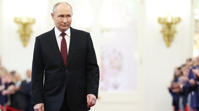 Верность присяге помогает десантникам решать задачи, заявил Путин