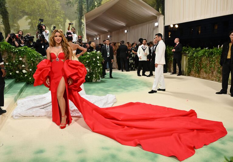 Колумбийская певица Шакира прибывает на Met Gala 2024 в Метрополитен-музее 6 мая 2024 года в Нью-Йорке