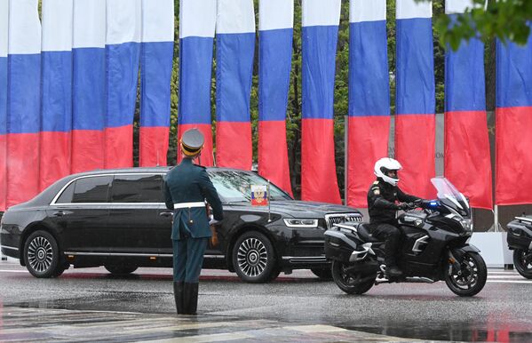 Обновленный автомобиль кортежа президента РФ Aurus Senat и мотоцикл кортежа Aurus  Merlon