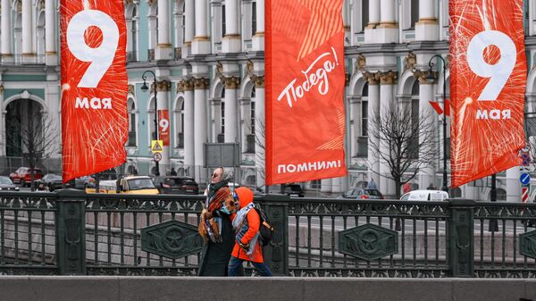 Украшенный ко Дню Победы Дворцовый мост в Санкт-Петербурге