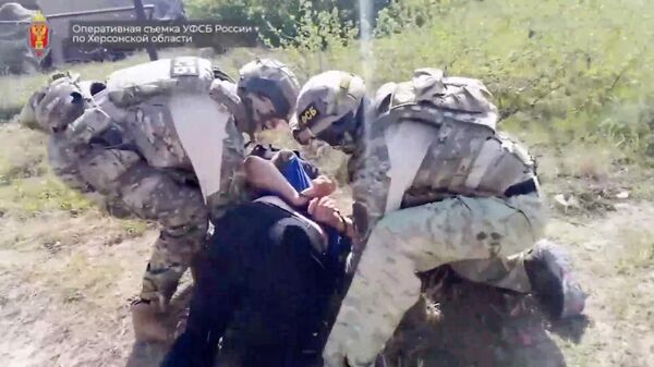 Сотрудники ФСБ во время задержания завербованного Украиной сотрудника МЧС. Кадр видео
