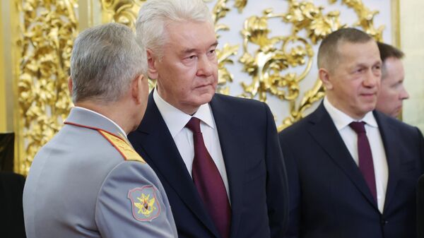 Москвы Сергей Собянин (в центре) перед церемонией инаугурации президента РФ Владимира Путина в Кремле