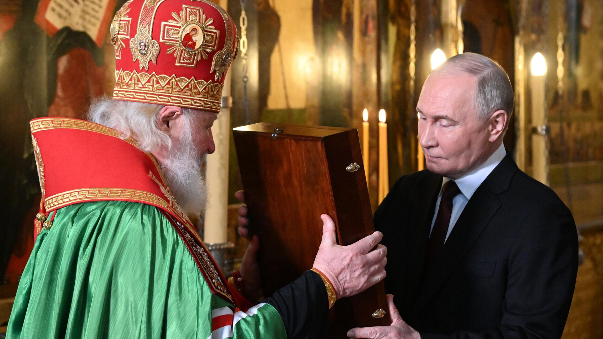 Россия сохранилась благодаря Путину, заявил патриарх Кирилл
