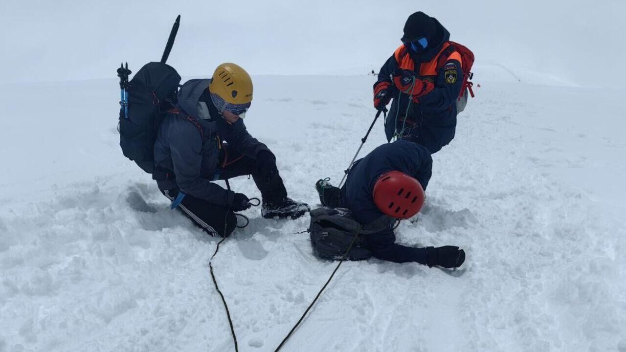 На Эльбрусе спасли запросившего помощь альпиниста из Иркутска - РИА  Новости, 07.05.2024