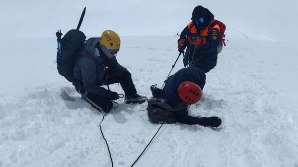 Эвакуация альпиниста с Эльбруса спасателями МЧС России
