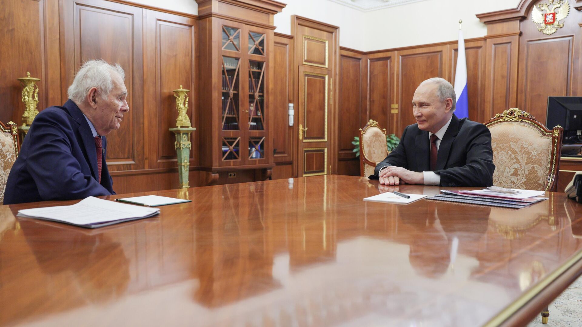 Президент РФ Владимир Путин и президент Национальной медицинской палаты Леонид Рошаль во время встречи0