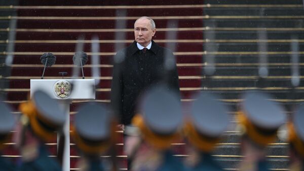 Президент РФ Владимир Путин принимает парад Президентского полка на Соборной площади Кремля после церемонии инаугурации