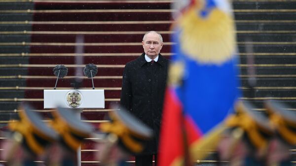 Владимир Путин принимает парад Президентского полка после церемонии инаугурации