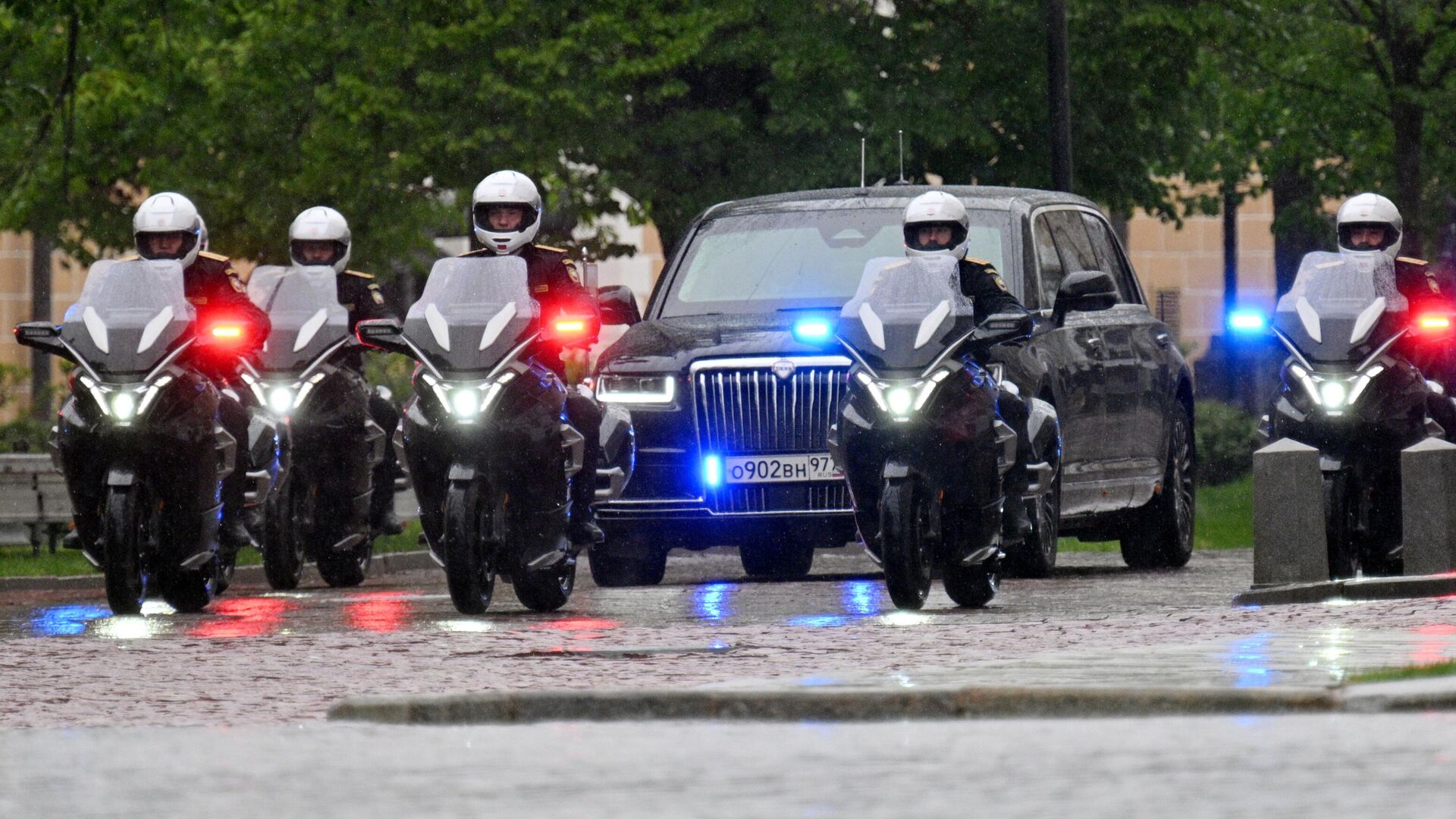 Песков пообещал спросить у Путина мнения об обновленном Aurus - РИА  Новости, 08.05.2024