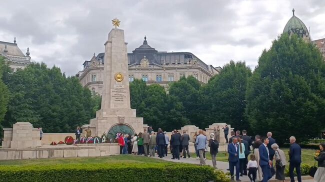 Возложение венков и цветов к советским воинским мемориалам в Будапеште