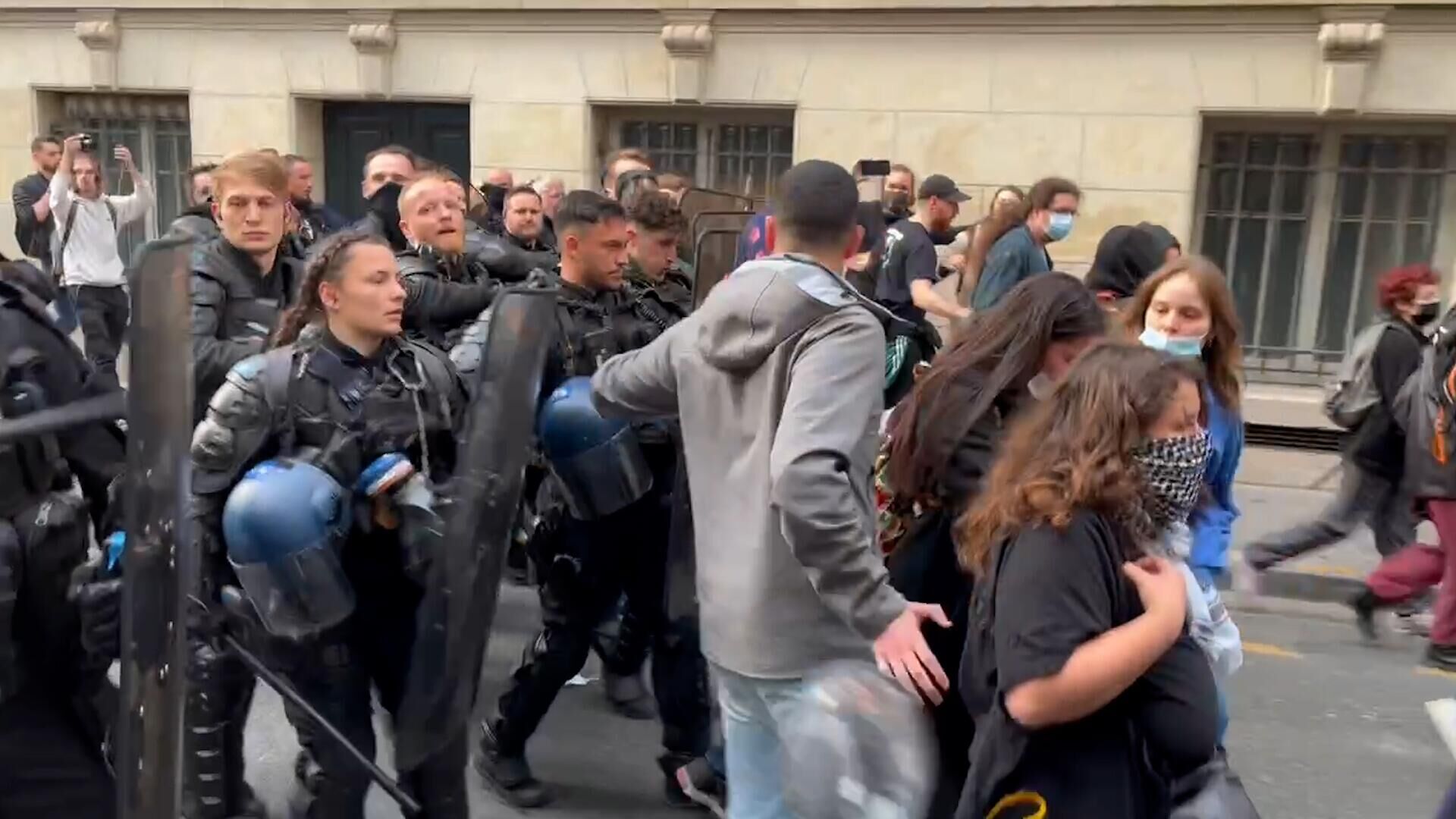 Столкновения между полицией и участниками пропалестинской акции в Париже - РИА Новости, 1920, 07.05.2024
