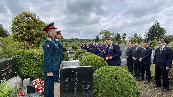 Российские дипломаты возложили цветы на могилу Зорге в Японии