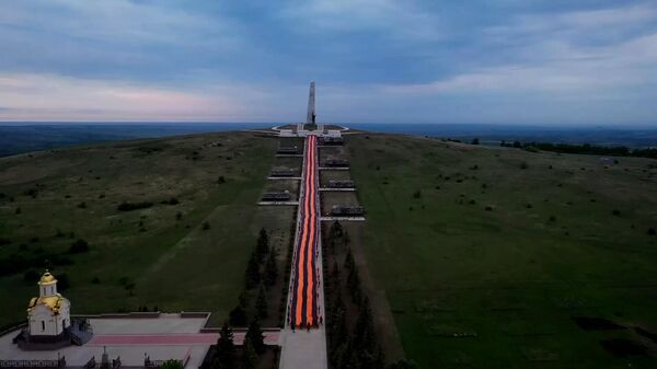 Георгиевская лента длиной 300 метров на мемориальном комплексе Саур-Могила в ДНР