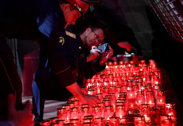 Люди зажигают свечи на патриотической акции Свеча памяти на территории Мемориального комплекса Концлагерь Красный в Симферополе