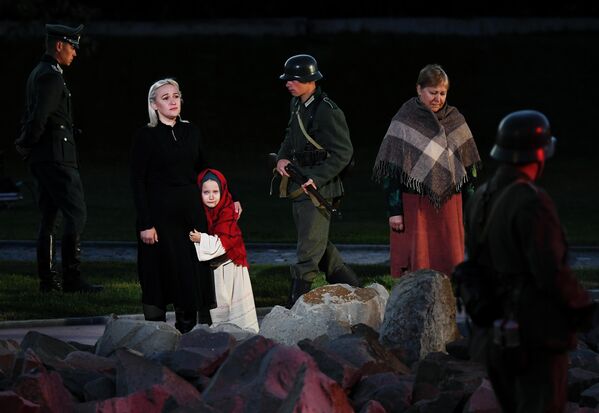 Актеры в театрализованном представлении в рамках патриотической акции Свеча памяти на территории Мемориального комплекса Концлагерь Красный в Симферополе