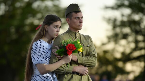 Актеры в театрализованном представлении в рамках патриотической акции Свеча памяти на территории мемориального комплекса Концлагерь Красный в Симферополе