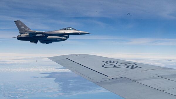 Самолет F-16 Fighting Falcon ВВС США во время учений Astral Knight