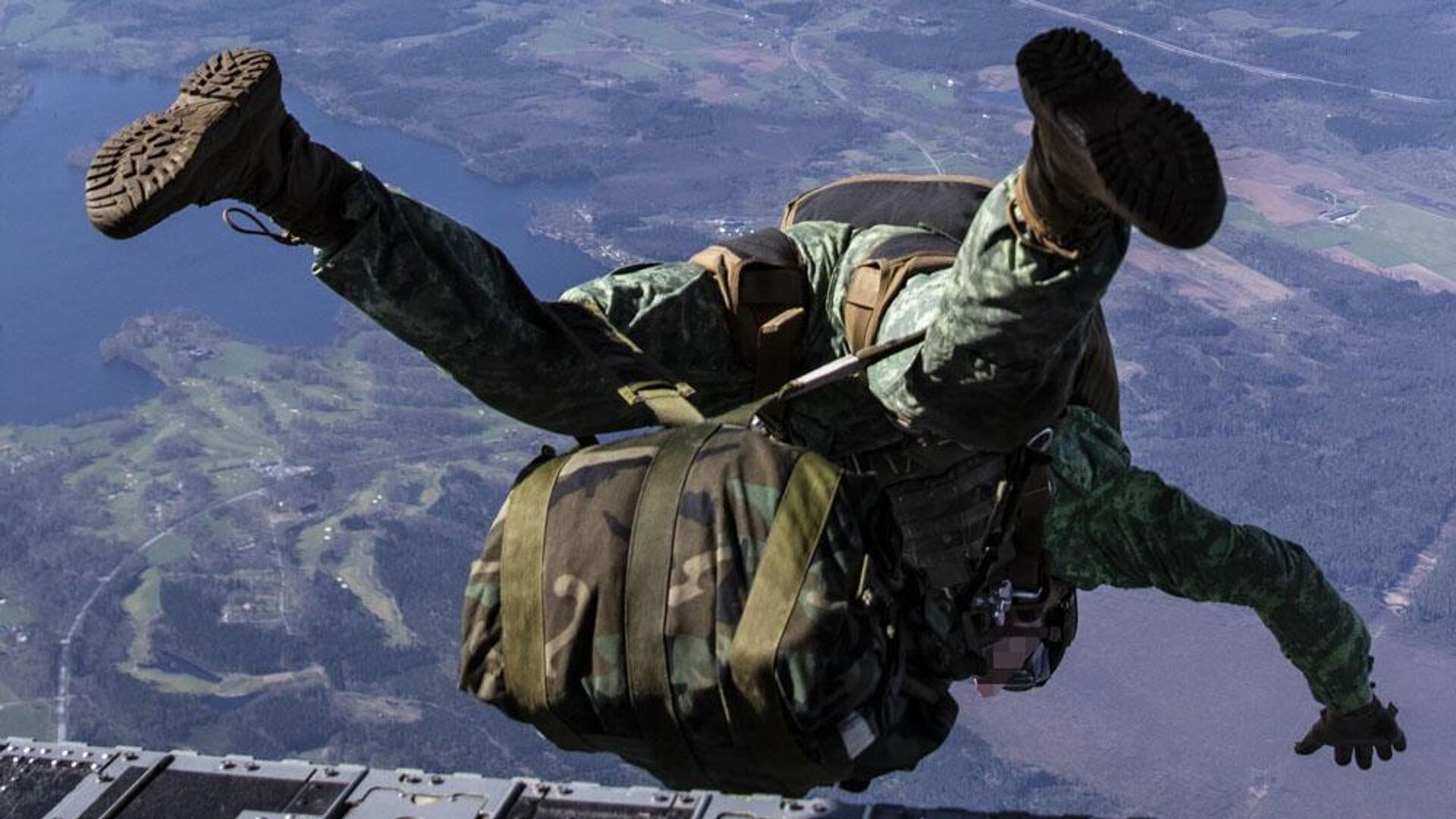 Военнослужащий армии США во время прыжка с парашютом на учениях НАТО Swift Response в Скиллингариде, Швеция - РИА Новости, 1920, 01.07.2024