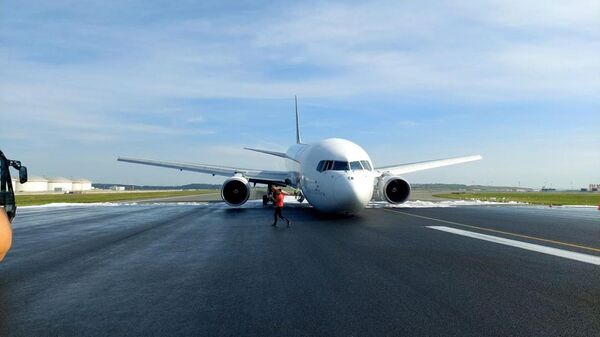 Грузовой самолет Boeing-767 совершил посадку в Новом аэропорту Стамбула с нераскрытой передней стойкой шасси