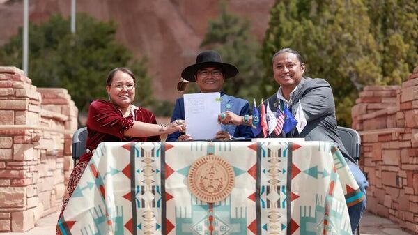 Президент племени навахо Буу Ныгрен подписал резолюцию с призывом к президенту Джо Байдену запретить добычу и транспортировку урана