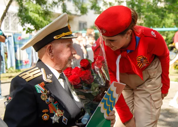 大祖国戦争の退役軍人コンスタンチン・イワノビッチ・プガノフは、大祖国戦争勝利79周年の前夜、ティラスポリの自宅の中庭で祝意を受け取る