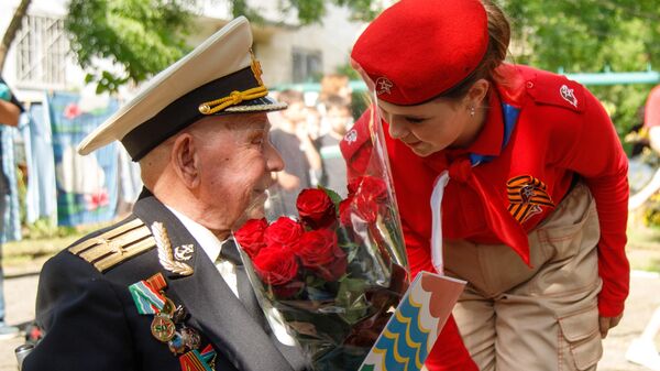 Ветеран Великой Отечественной войны Пуганов Константин Иванович принимает поздравления во дворе своего дома в Тирасполе в преддверии 79-й годовщины Победы в Великой Отечественной войне
