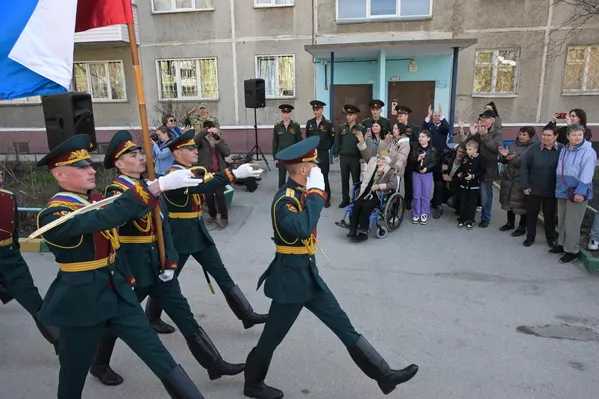 ノボシビルスクで来る戦勝記念日を祝う大祖国戦争退役軍人のアントニナ・ミハイロヴナ・ヴォジャニコワ（プロクダノワ）