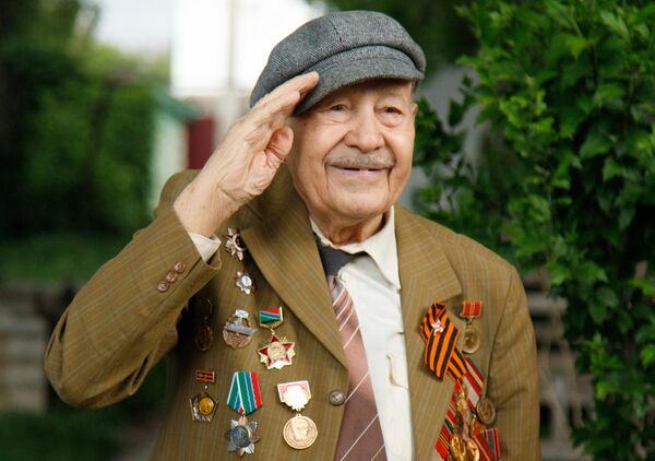 Ветеран Великой Отечественной войны Михаил Иванович Навроцкий принимает поздравления во дворе своего дома в Тирасполе в преддверии 79-й годовщины Победы в Великой Отечественной войне