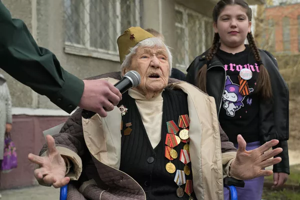 ノボシビルスクで来る戦勝記念日を祝う大祖国戦争退役軍人のアントニナ・ミハイロヴナ・ヴォジャニコワ（プロクダノワ）