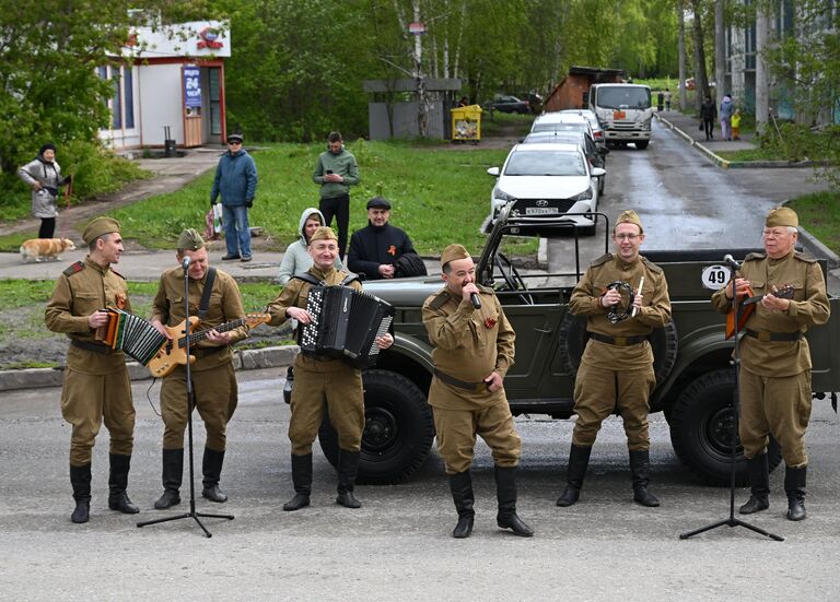 Участники акции Парад у дома ветерана на Советской площади в Казани