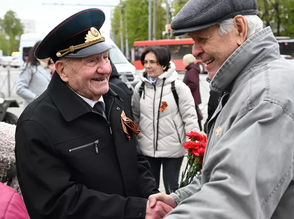 カザンのソビエツカヤ広場で退役軍人の家のパレードの参加者が第二次世界大戦退役軍人アレクセイ・ニコラエヴィチ・コブレフに花を贈る