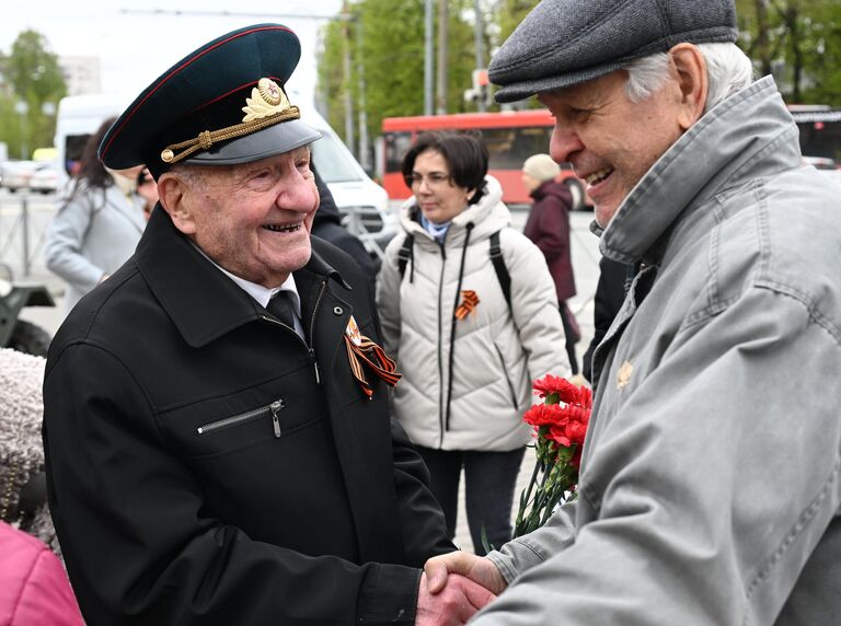 Участники акции Парад у дома ветерана дарят цветы ветерану ВОВ Алексею Николаевичу Коблеву на Советской площади в Казани