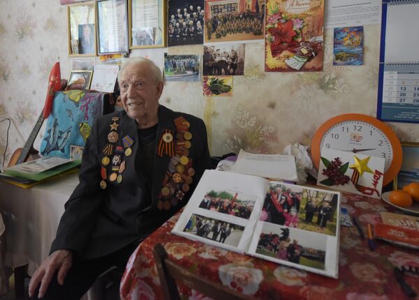 Ветеран Великой Отечественной войны Иннокентий Пантелеймонович Румянцев в своем доме в Петровском районе Донецка